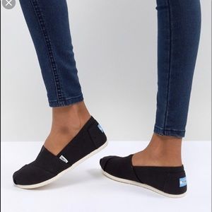 TOMS black flat loafer 6.5